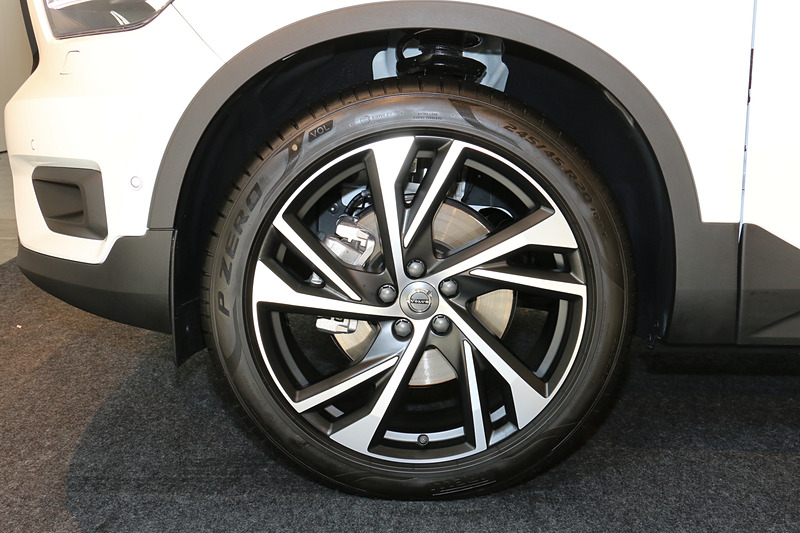 20インチのアルミホイールと245/45 R20サイズのピレリ「P ZERO」タイヤはT5 AWD R-Design 1st Editionに標準装備。そのほかのグレードでもオプション装着が可能