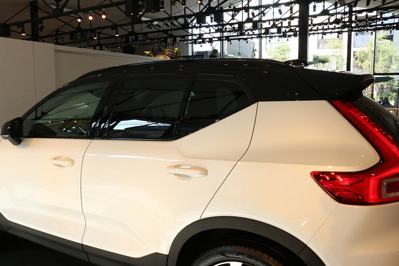 R-Designモデルは専用ブラックカラールーフによってスポーティテイストを表現。2WD（FF）モデルのT4とT4 Momentumには6万6000円高の「ホワイトカラールーフ」をオプション設定