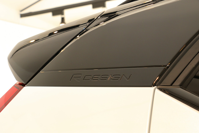 R-Designモデルは専用ブラックカラールーフによってスポーティテイストを表現。2WD（FF）モデルのT4とT4 Momentumには6万6000円高の「ホワイトカラールーフ」をオプション設定