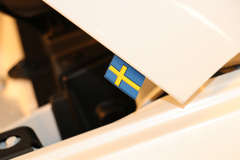 ボンネットの助手席側に両面テープで貼り付けられた樹脂製のスウェーデン国旗のアクセサリーは、限定車であるT5 AWD R-Design 1st Editionでも初期納車分のオーナーズマニュアル内にひっそり忍ばせられたサプライズプレゼントとのこと