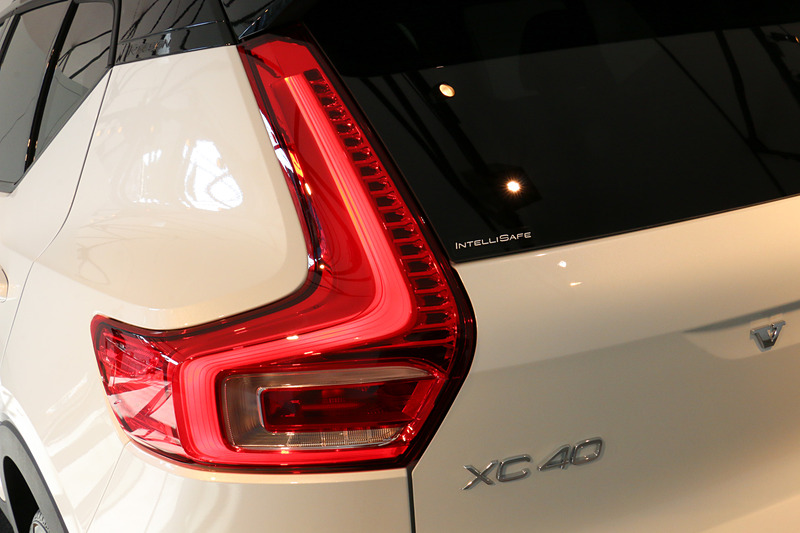 大きなサイズで被視認性を高めつつ、後方からひと目でボルボ車と分かるアイデンティティとしてデザインされているリアコンビネーションランプ