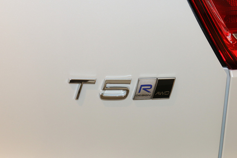 「T5」「R-Design」「AWD」のバッヂをリアハッチ右側に装着