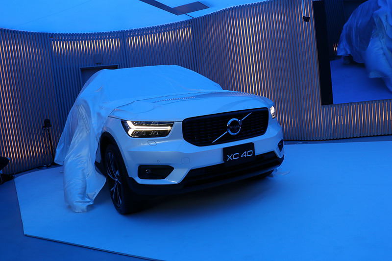ステージエリアで行なわれた新型XC40のアンベールシーン