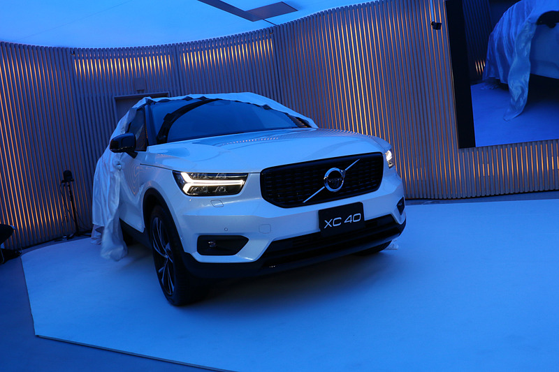 ステージエリアで行なわれた新型XC40のアンベールシーン