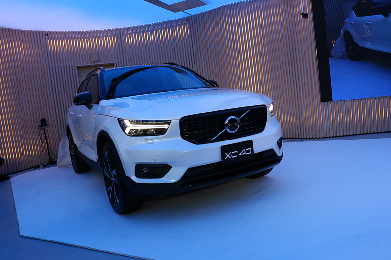 ステージエリアで行なわれた新型XC40のアンベールシーン