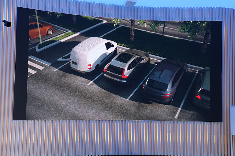 「オートブレーキ機能付CTA」の作動イメージ。これまでも行なってきた警告音による注意喚起に加え、オートブレーキの作動で衝突の危険性を低下させる