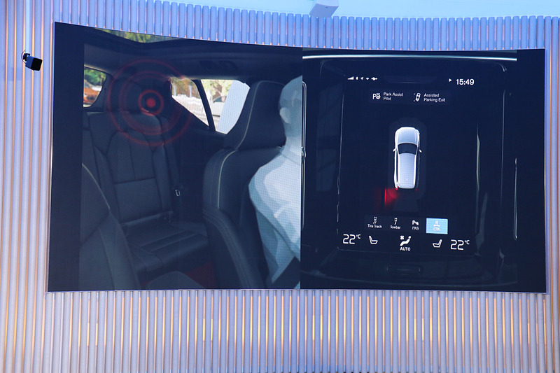 「オートブレーキ機能付CTA」の作動イメージ。これまでも行なってきた警告音による注意喚起に加え、オートブレーキの作動で衝突の危険性を低下させる