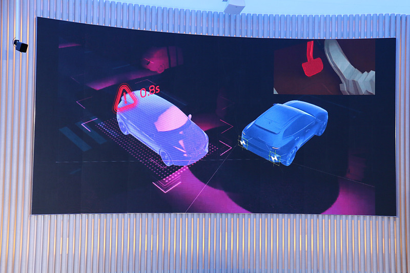 「オートブレーキ機能付CTA」の作動イメージ。これまでも行なってきた警告音による注意喚起に加え、オートブレーキの作動で衝突の危険性を低下させる