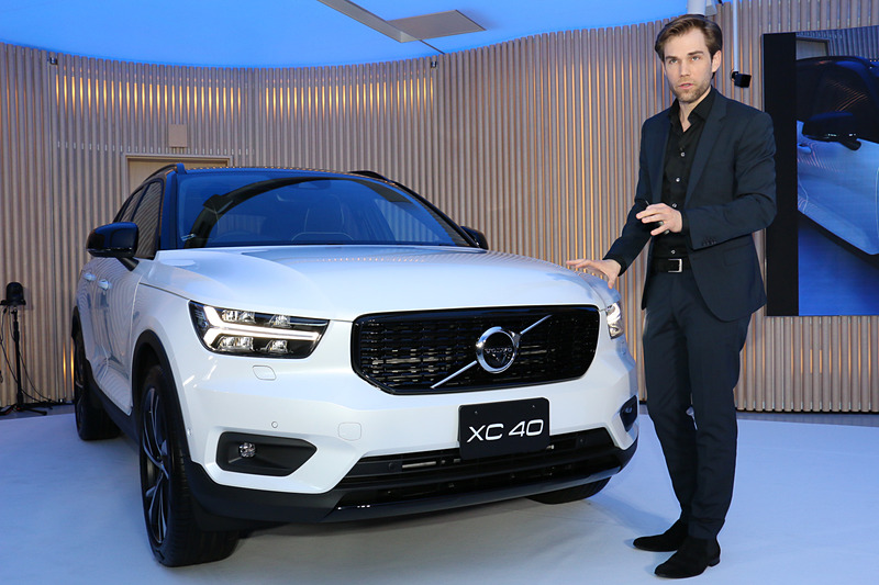 「フロントマスクはクルマのアティチュード（態度）を表わす」と語るミッソーニ氏。前方に傾斜した「ネガティブグリル」はヘッドライト内にある「トールハンマー」と同様で、ボンネットは力強さを感じさせると説明する