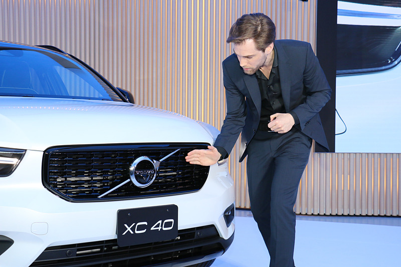 「フロントマスクはクルマのアティチュード（態度）を表わす」と語るミッソーニ氏。前方に傾斜した「ネガティブグリル」はヘッドライト内にある「トールハンマー」と同様で、ボンネットは力強さを感じさせると説明する