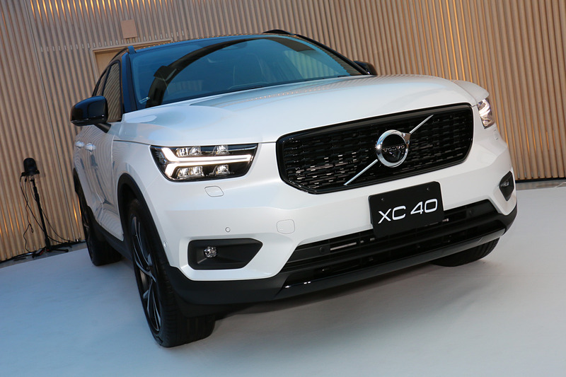 「フロントマスクはクルマのアティチュード（態度）を表わす」と語るミッソーニ氏。前方に傾斜した「ネガティブグリル」はヘッドライト内にある「トールハンマー」と同様で、ボンネットは力強さを感じさせると説明する