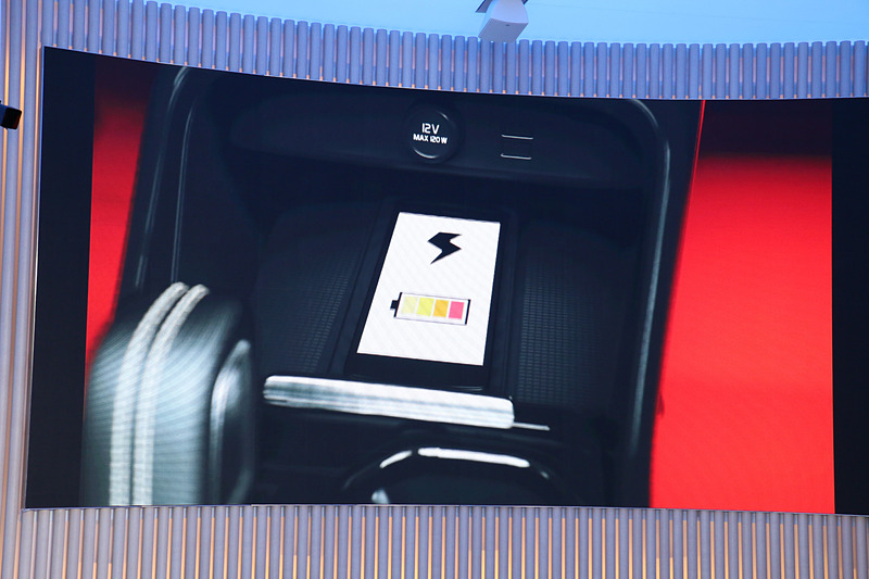 「ワイヤレス・スマートフォン・チャージ」はInscriptionモデルに標準装備。そのほかのグレードでもオプション装着が可能