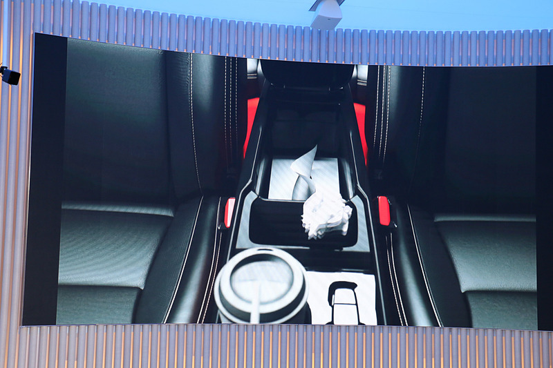 センターアムーレストの下にボックスティッシュも入る収納スペースを備え、その前方にダストボックスも用意する