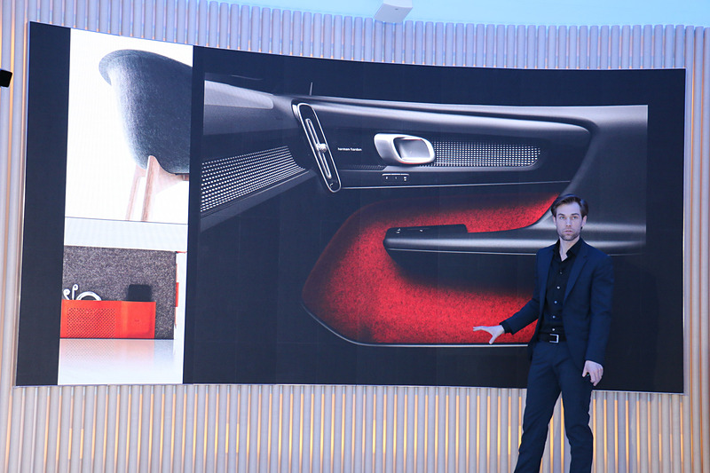 柔らかく暖かみのあるフェルトをドアトリムに使用