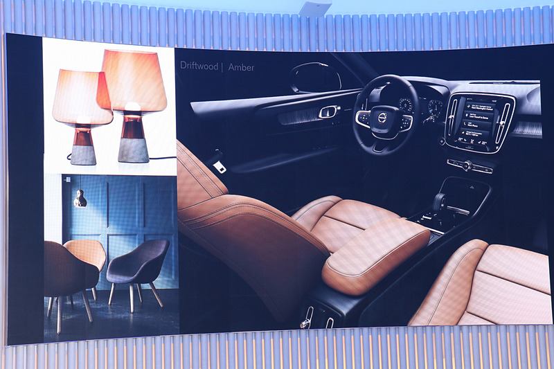 Inscriptionモデルに標準装備される本革シートは、オキサイドレッド（左）やアンバー（右）も選択可能