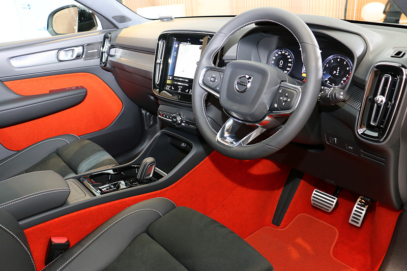 オレンジ色のフロアカーペット＆ドアトリムは2万5000円高でR-Designモデルにオプション設定