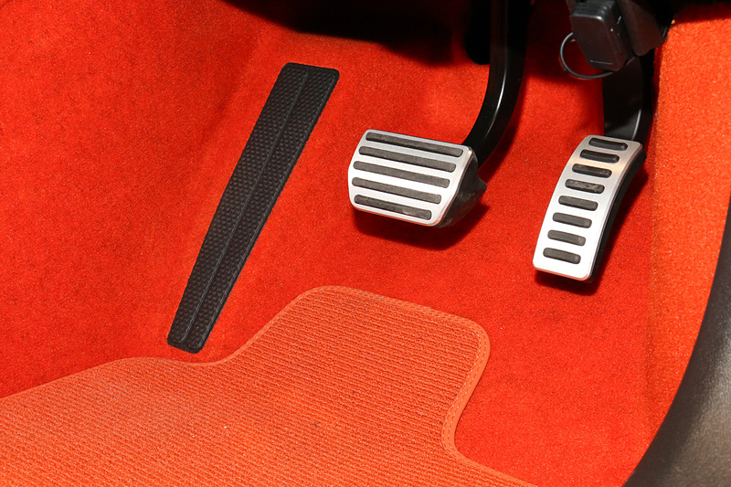 オレンジ色のフロアカーペット＆ドアトリムは2万5000円高でR-Designモデルにオプション設定