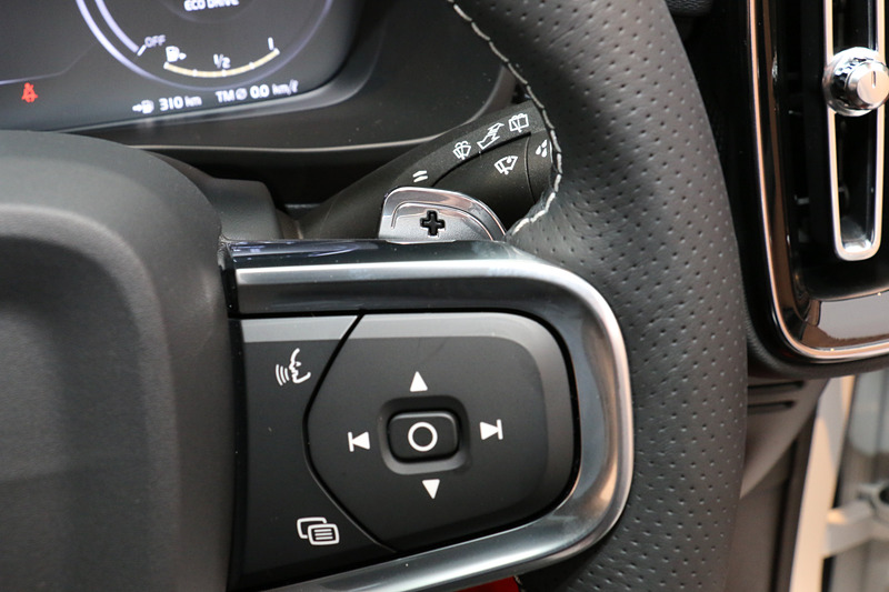 パドルシフトはR-Designモデルだけに装着される