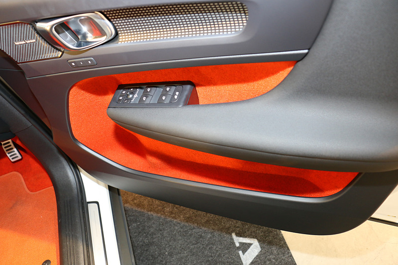 フロントドアからスピーカーを廃し、ドアポケットを拡大して収納スペースに利用