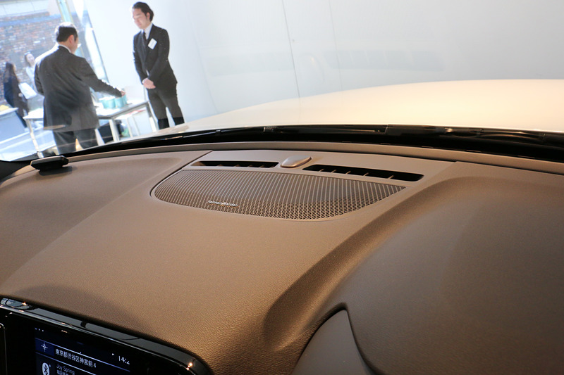 フロントドアには小型のトゥイーターだけを設定し、ミッドスピーカーはインパネ中央に装着