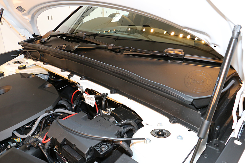 低音を担当するウーファーは、エンジンルームとキャビンの間の空間をエンクロージャーとして活用する「エアウーファーテクノロジー」によってこの位置にレイアウトする