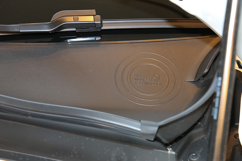 低音を担当するウーファーは、エンジンルームとキャビンの間の空間をエンクロージャーとして活用する「エアウーファーテクノロジー」によってこの位置にレイアウトする