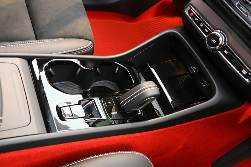 センターコンソールにはオープンスタイルのドリンクホルダーのほか、qi（チー）に対応するワイヤレス充電を設定