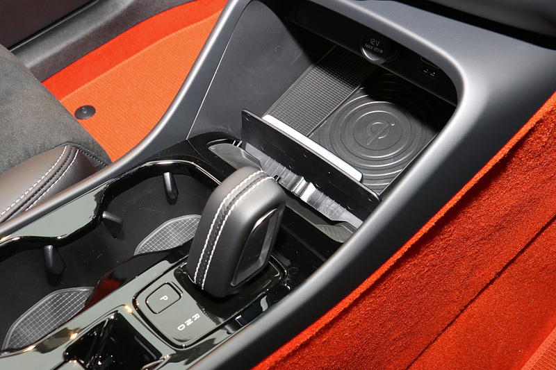 ワイヤレス充電の手前にあるわずかなスペースも、リッドを備えた収納スペースに活用している