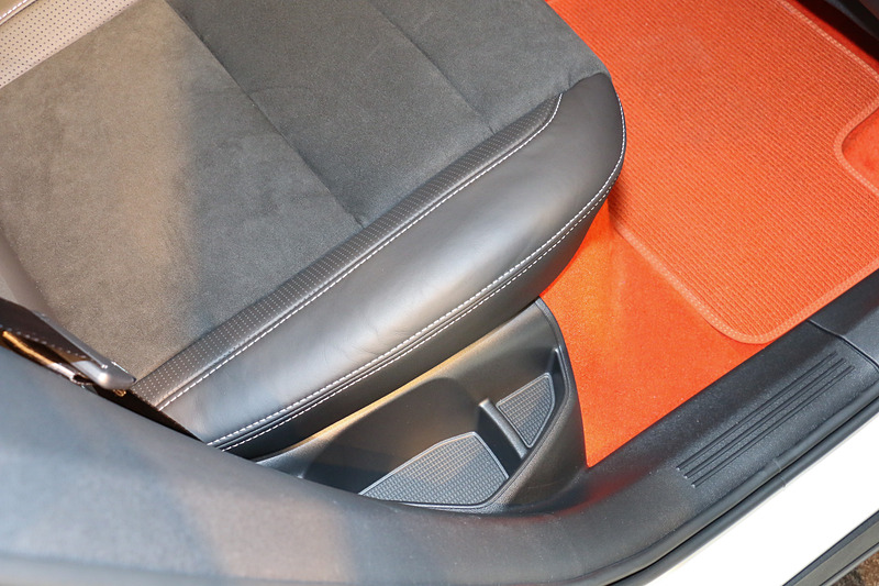 リアシートの座面横にも収納スペースを設定