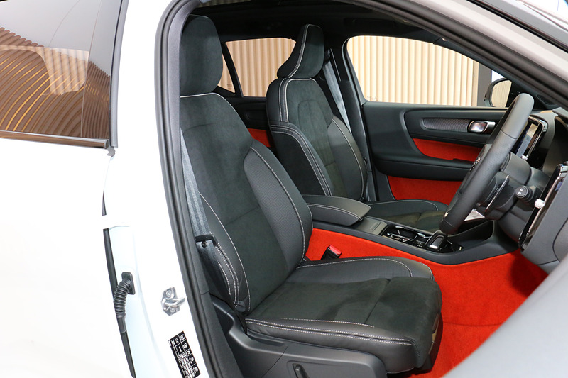 R-Designモデルのシート表皮は専用ヌバック/ファインナッパレザーを採用