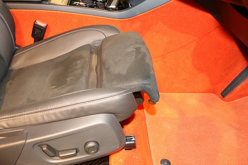 フロントシートはボタン操作で座面が前後にスライドするほか、運転席の下には収納スペースが設定されている