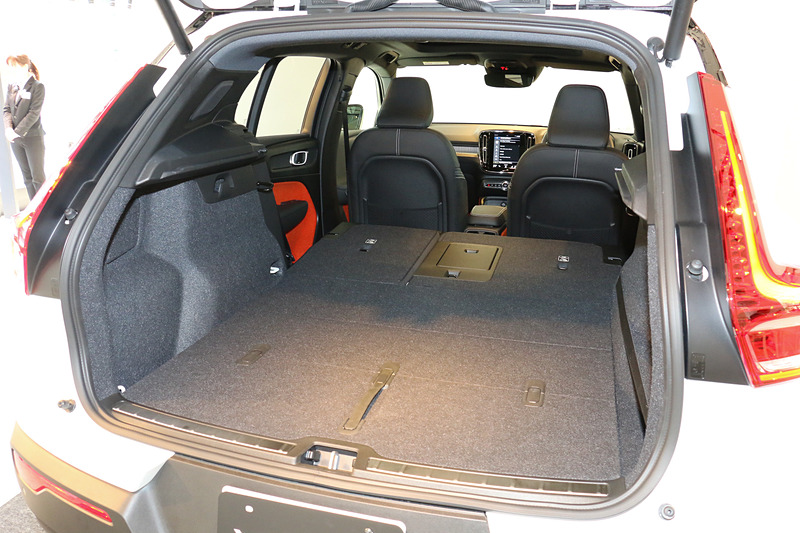 ラゲッジスペースは6：4分割可倒リアシートを前方に倒して拡大可能。ラゲッジスペースの右側に格納ボタンを設定する