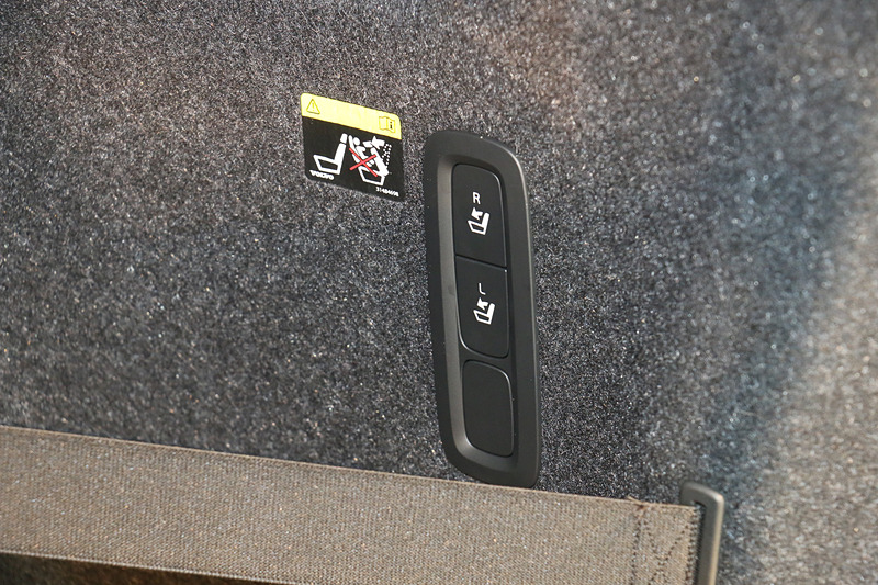 ラゲッジスペースは6：4分割可倒リアシートを前方に倒して拡大可能。ラゲッジスペースの右側に格納ボタンを設定する