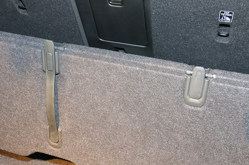 フロアパネルは山折りにしてセパレーターとして利用できるほか、ヒンジ部分の突起にバッグなどが倒れないようにかけておくこともできる