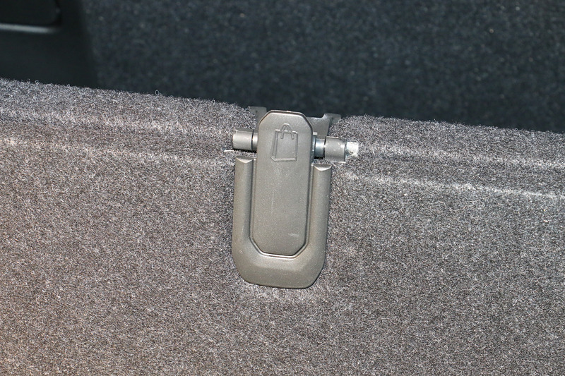 フロアパネルは山折りにしてセパレーターとして利用できるほか、ヒンジ部分の突起にバッグなどが倒れないようにかけておくこともできる