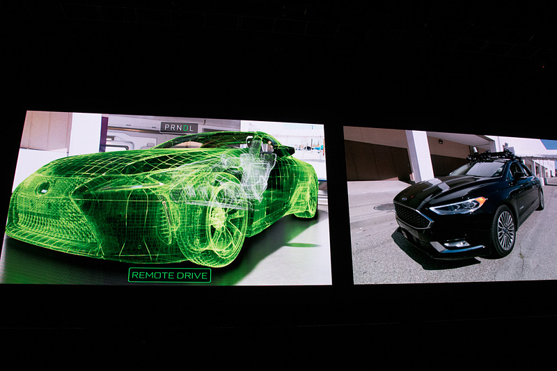 このような映像が流され、ステアリングが連動することを示した