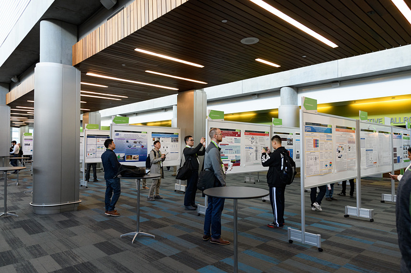 ポスターコーナー。大学や研究機関の研究成果がポスターで発表されている。研究者は主にここに着目しているようだ