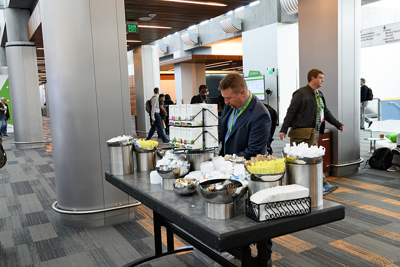 各所にあるフリードリンクコーナー。コーヒーエリアとお茶エリアがペアで用意されている