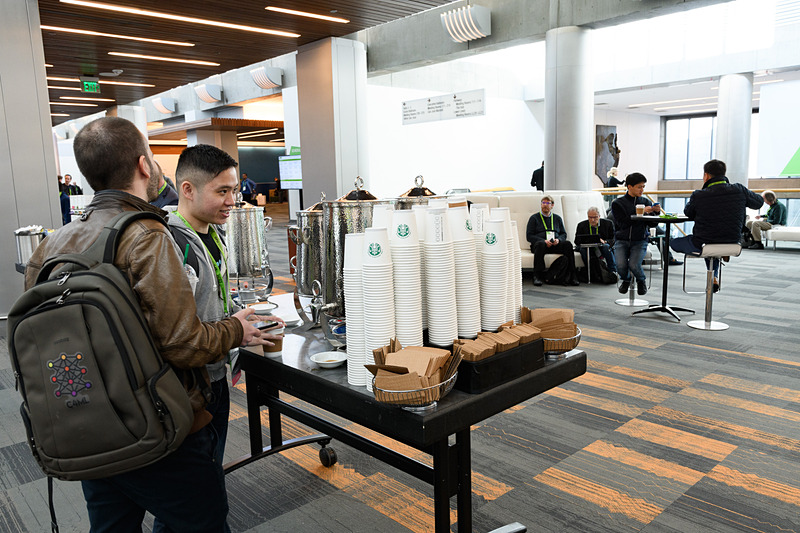 各所にあるフリードリンクコーナー。コーヒーエリアとお茶エリアがペアで用意されている