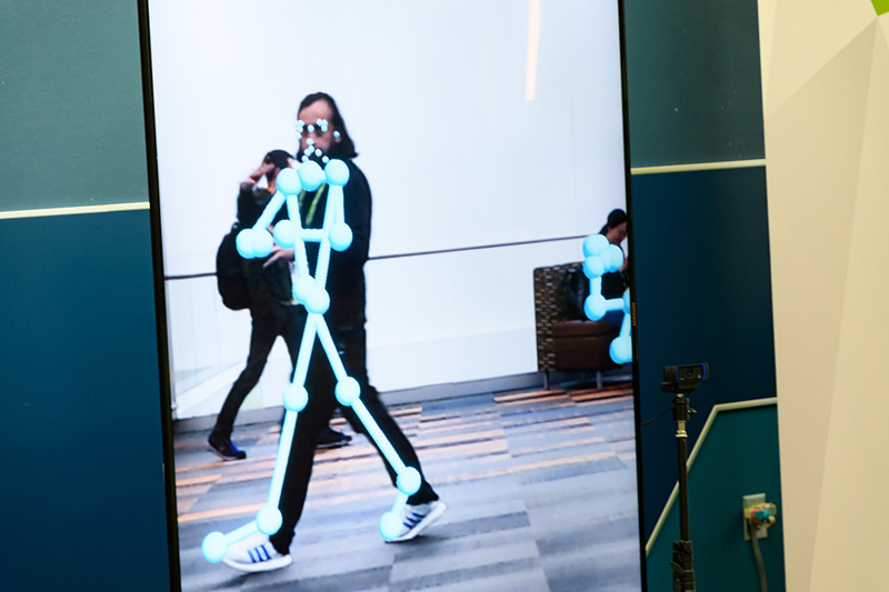 通り過ぎる人の映像を、関節で表示。その結果に思わず振り返る