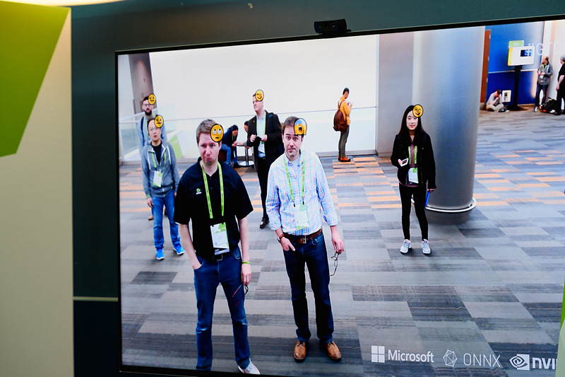 こちらは人の顔を読み取り、感情アイコンで表示