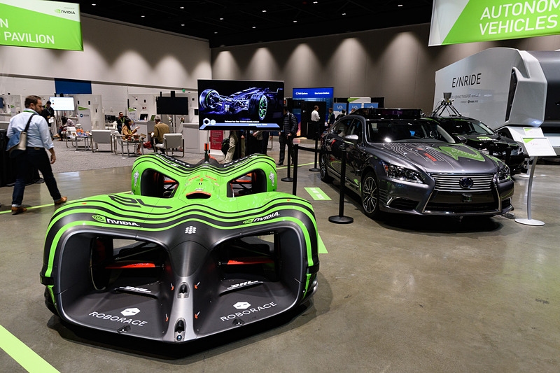 自動運転車の展示コーナーに置かれていた、ロボカー（左）と米Toyota Research Instituteの自動運転実験車「Platform 3.0」（右）