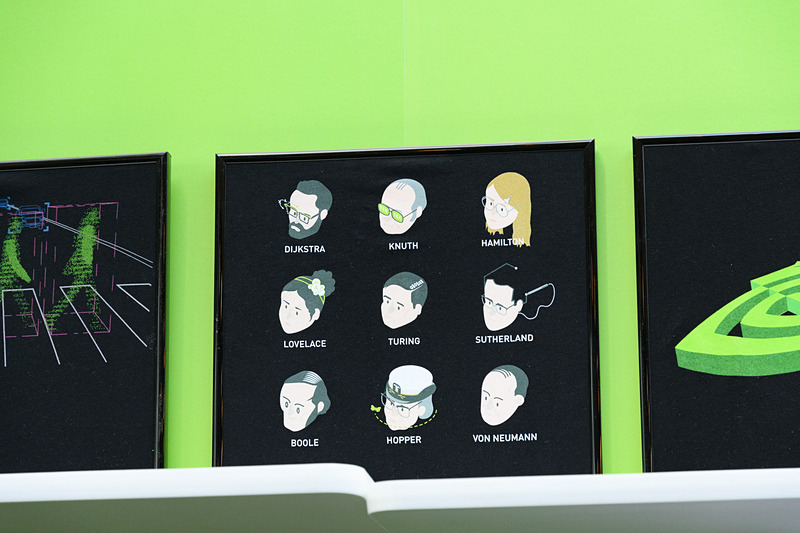 ソフトウェア開発者にとっておなじみの人だらけのTシャツデザイン