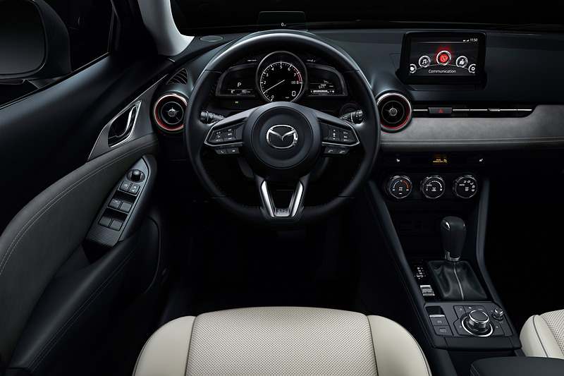 車内の装備では電動パーキングブレーキ、センターアームレストなどを新搭載