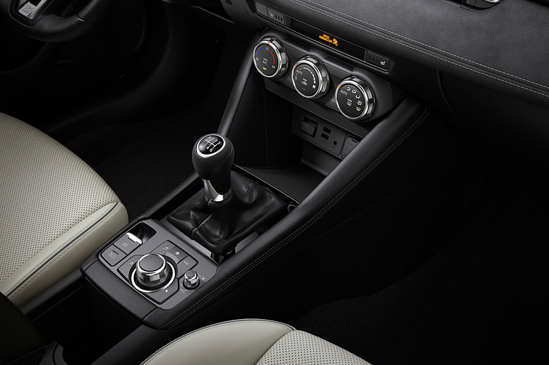 車内の装備では電動パーキングブレーキ、センターアームレストなどを新搭載