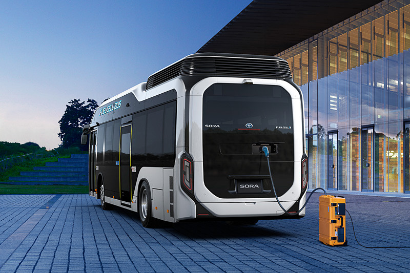 接続する給電器の性能や水素残量、消費電力によって給電可能な電力と電力量は異なるが、非常時などに活用できる最高出力9kW、供給電力量235kWhの「大容量外部給電システム」を搭載