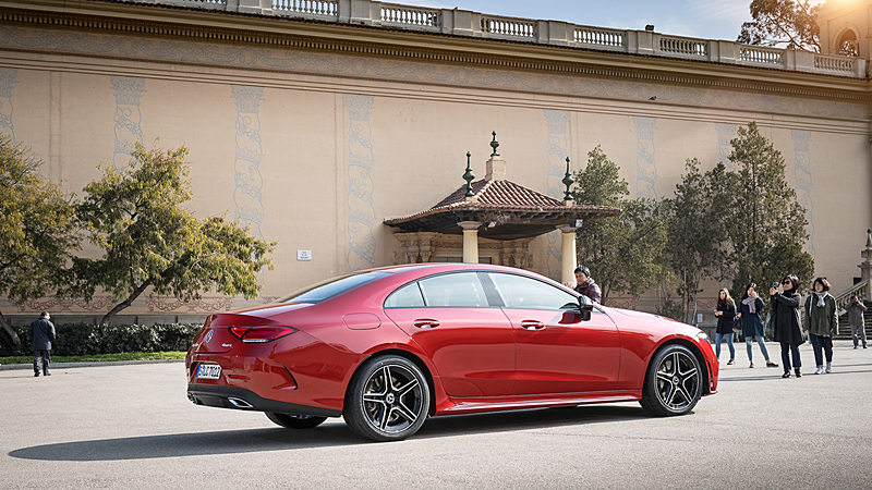 写真の「CLS 450 4MATIC」は直列6気筒3.0リッターターボエンジンにISG（インテグレーテッド・スターター・モーター）を組み合わせ、エンジンの最高出力は270kW（367HP）、最大トルクは500N･mを発生。電気モーターの最高出力は16kW（22HP）となる。0-100km/h加速は4.8秒