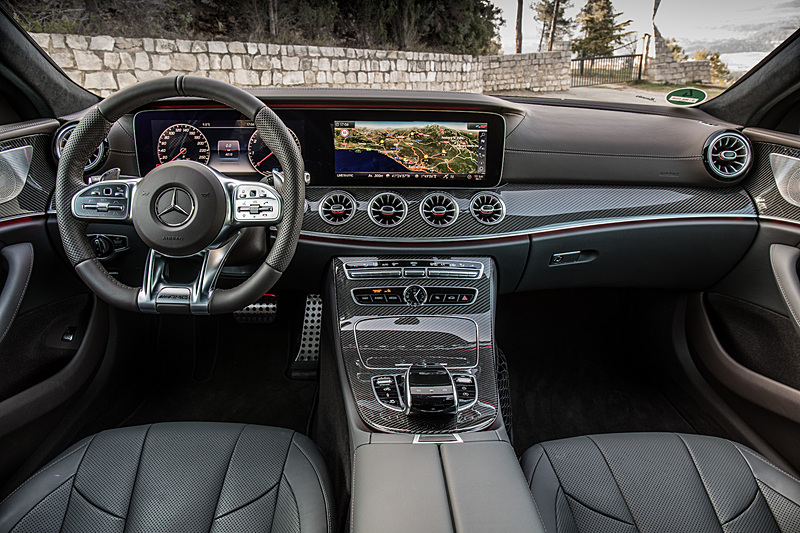 インテリアでは前席の円形のエアダクトにまでイルミネーションが組み込まれたほか、これまで2人掛けだった後席が3人掛けとなった。また、メーターまわりには最新のメルセデスモデルらしく、2つの12.3インチディスプレイがレイアウトされる