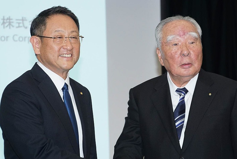 トヨタ自動車株式会社 代表取締役社長 豊田章男氏（左）と株式会社スズキ 代表取締役会長 鈴木修氏（右）