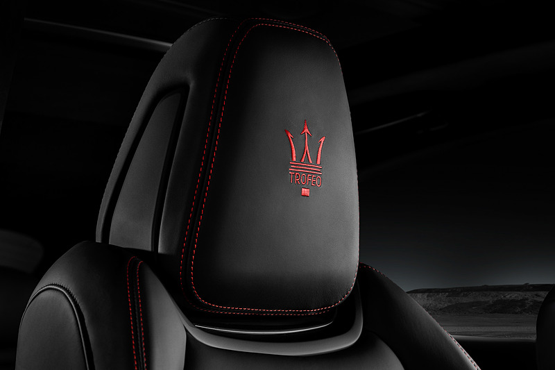 シート表皮には最高級フルグレインレザーである「ピエノ・フィオーレ」を使用。ヘッドレストに“Trofeo”ロゴが刺繍される
